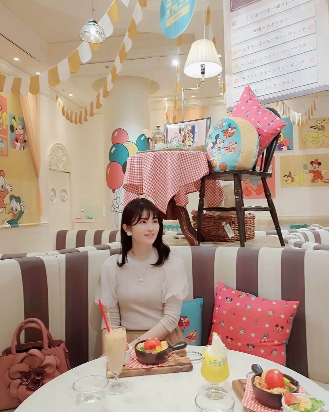 三宅裕子のインスタグラム：「👑ディズニー創立100年🎉  期間限定のカフェ、イベント いろいろやってるよね♡  ミッキー＆フレンズ  ℂ𝔸𝔽𝔼 ♡ @ohmycafe_official ディズニー好きにはたまらない🫶⁡ ⁡⁡⁡ ⁡レトロ喫茶店がコンセプト🍴⁡ ⁡ 店内も⁡メニューももう可愛すぎたよ🥲 東京は終了してしまったんだけれど 名古屋、大阪は23日までやってるよー❣️ ⁡⁡ ⁡🌸*･ そしてこの日は今春仲間入りした⁡ ⁡@goinluck.jp のバッグをおろしたよ🎶 軽くて中の仕切りも多くて 使いやすいの♡ ファスナーもついてるのが 嬉しい🎶  レザーバッグ 商品番号👜4758 ￥4,322 https://www.goinluck.com/products/baghx4758  重ね着風スカート (スワイプしてね✨) 商品番号👗5154 (スカート) ￥3,881  https://www.goinluck.com/products/goinluck-%E3%83%AC%E3%83%87%E3%82%A3%E3%83%BC%E3%82%B9-%E3%83%95%E3%82%A1%E3%83%83%E3%82%B7%E3%83%A7%E3%83%B3-%E3%82%B9%E3%82%AB%E3%83%BC%E3%83%88-3 合わせやすいし⁡ ⁡これかなり着痩せする🫶 フリルが可愛くてお気に入り✨  G.W先行セールも開催中🎪 🉐フォロワー様限定クーポン🉐  Code：miyake  (20%OFF;有効期限は4.20まで） 併用して最大45%offになるよ♡ 是非使って下さいね🐰✨  3,000〜9,999円まで送料無料‼️⁡ ⁡ ⁡⁡ ⁡Pierce💎⁡ ⁡@eml.eml.eml⁡ ⬆⁡KUROBONでも付けてる⁡ ⁡お気に入りのフラワーピアス♡ ⁡ ⁡  𑁍　𑁍　𑁍⁡ #ミッキーアンドフレンズ #オーマイカフェ⁡ #ディズニー⁡ #ディズニーフレンズ⁡ #ohmycafe⁡ #Disney #ゴーインラック #goinluck #韓国通販 #韓国ファッション #韓国好きな人と繋がりたい #コンサバ #オフィスカジュアル #カジュアル #シンプル #2023sscollection #モデル #女優⁡ #eml ⁡ #handmadejewelry ⁡ #handmadejewelryeml ⁡ #金属アレルギー対応 ⁡ #イヤリング変更可」