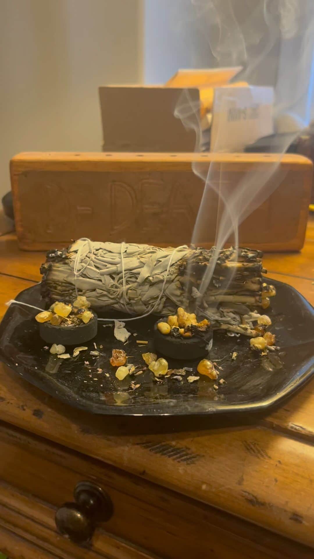 デイビーボーイ・スミス・ジュニアのインスタグラム：「Clean the energy and spirits 👽🧖‍♂️🔥 🌲 🧙‍♂️ 🔮  エネルギーをきれいにする」