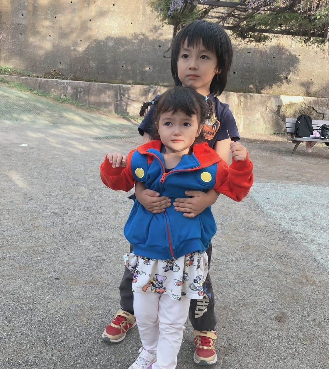 アレクサンダーのインスタグラム：「泣いてる美人ちゃんを なぐさめるカゲトラです^_^ おやすみなさい💤😴💤」