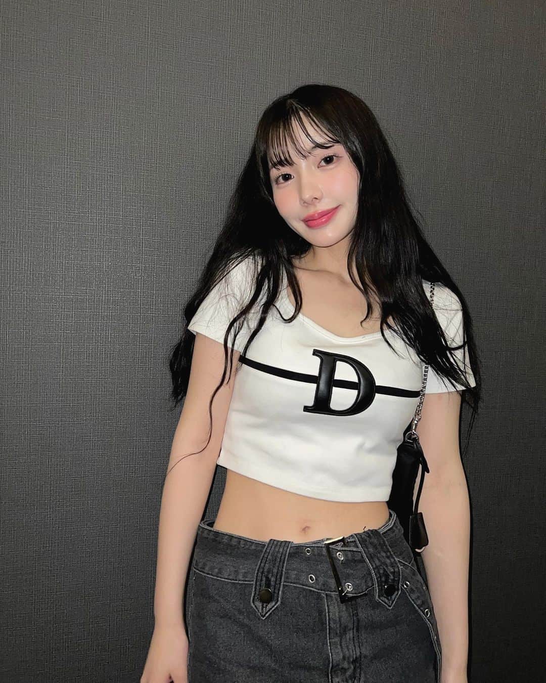 えみ姉のインスタグラム：「ㅤ 今日暑かったな〜🧠 ㅤ無事ひとりでストレス発散してきました。 ㅤ 明日からまた頑張るぞー！！！ ㅤ ㅤ #prada #ロングヘア #darich」