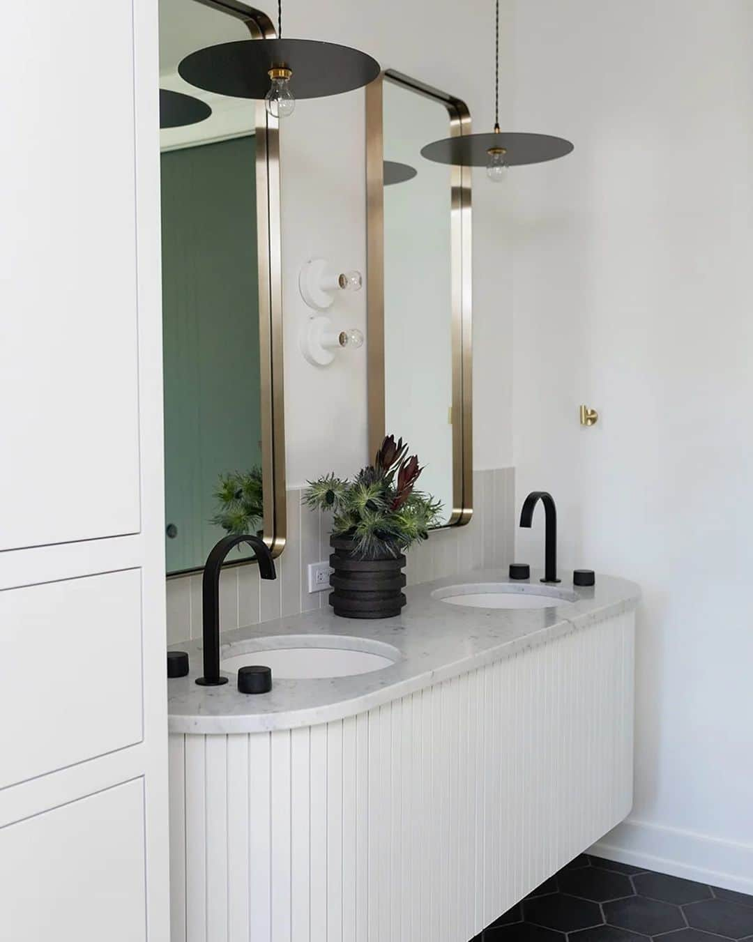 Homepolishのインスタグラム：「Who doesn’t love a black and white bathroom? Design by KLH Custom Homes @klhcustomhomes photo by Dionel Fisher @themittentog   #dominomag #blackandwhitebathroom #bathroomdesign #bathroomvanity #interiordesign #joinfreddie」