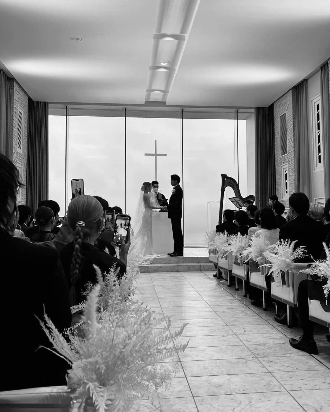 LISAのインスタグラム：「2023.4.15(sat) 親友の結婚式でした☺️🌹 もう本当に綺麗で、しあわせで、温かい時間。 リアルプリンセスだった❤️❤️❤️ スピーチも任せてくれてありがとう。 色々思い出して、書いている時間もしあわせでした！ 何回泣いたことか😭❤️❤️❤️  大好きな小長井家にも久しぶりに会えて嬉しかった🥹 これからもよろしくね🫶🏽」