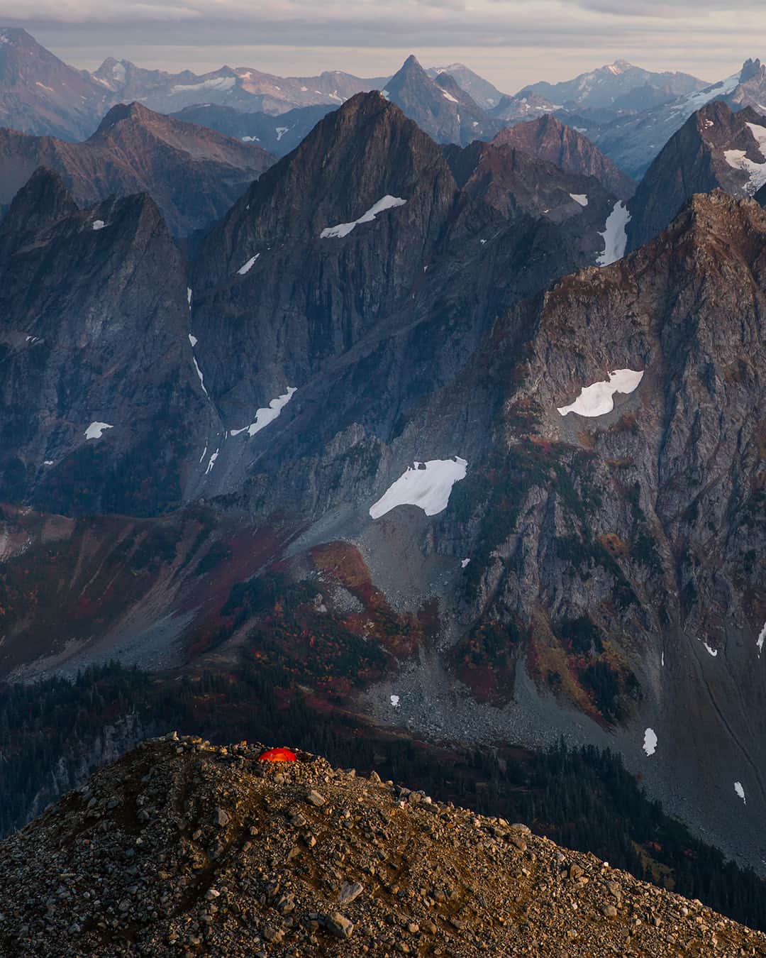 オスプレーのインスタグラム：「For over 30 years, @conservationalliance has worked to ensure wild places, wildlife and people may thrive together. The #WeKeepItWild campaign brings together like-minded outdoor brands, athletes and enthusiasts who know how critical this work is—and wish to be a part of the solution.   You can support the TCA and their mission to protect North America’s wild places and outdoor spaces when you shop at osprey.com between April 19-25.   Photo Credit: Tyler Roemer​ @tylerroemer  #OspreyPacks | #WeKeepItWild」