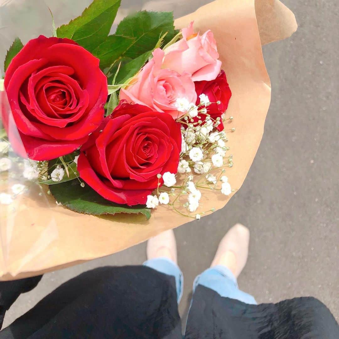 s.hiyeeeeさんのインスタグラム写真 - (s.hiyeeeeInstagram)「�🌹  綺麗だなぁ💐 ・ ・ #uniqloflower ユニクロ×お花🌷 初めて知った😄 ・ ・ ・ ちょうど母の日を考えてたところ🤔 母の日の予約受付中‼︎ 定数に達し次第受付終了‼︎とのこと、 迷わずユニクロフラワーに決定💐 いいタイミングで知れた😊✨ ・ ・ ・ ・ ・ #uniqlo #ユニクロ　#ユニクロフラワー　#母の日　#ギフト #gift #花　#フラワー　#flower #バラ　#かすみ草 #花束　#ユニクロデニム　#ユニクロジーンズ　#バギージーンズ #パンプス　#ブラウス　#apartbylowrys #カジュアルコーデ #cordinate  ・  なぜだろう…😭 消えてたので再投稿ごめんなさい🙇‍♀️」4月19日 23時59分 - s.hiyeeee