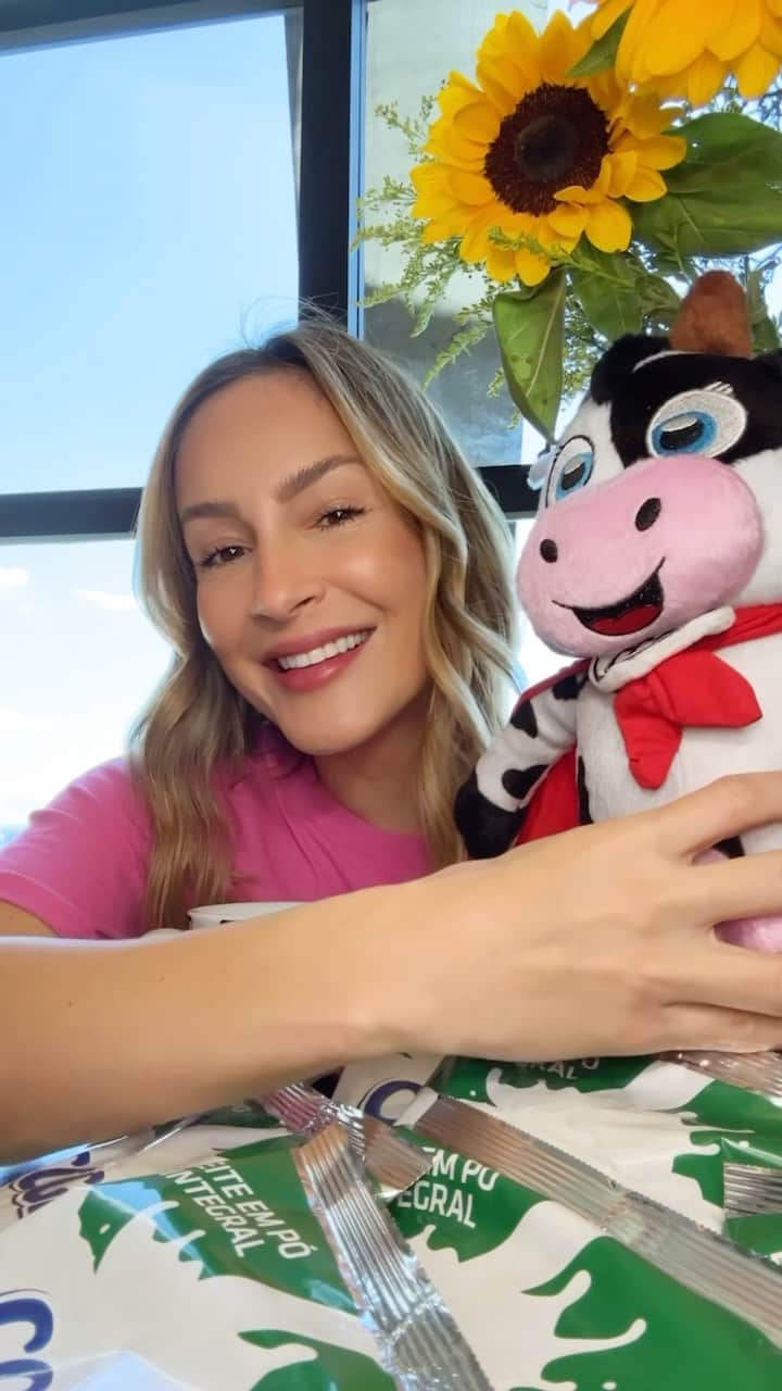 Claudia Leitteのインスタグラム：「Estou passando o recado: leite de verdade é CCGL! Isso porque os produtos vêm de produção familiar, feitos com amor e dedicação, de forma sustentável e com muito respeito pelas pessoas, resultando em produtos de alta qualidade! @ccgloficial」