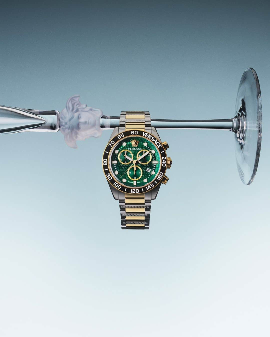 ジャンニヴェルサーチのインスタグラム：「Versace Watches Spring-Summer 2023  Greca Dome Chrono  Stainless steel and IP Champagne case, IP Black top-ring with minute track and Versace logo, green dial with Greca pattern, and Greca on the inner dial, Versace logo and Medusa at 12h, stainless steel and IP Champagne band with butterfly buckle, 5 ATM water-resistant, RONDA VEM297 Swiss quartz Chrono movement, date at 4h, Made in Switzerland  Now at Versace.com via the link in bio  #VersaceWatches」