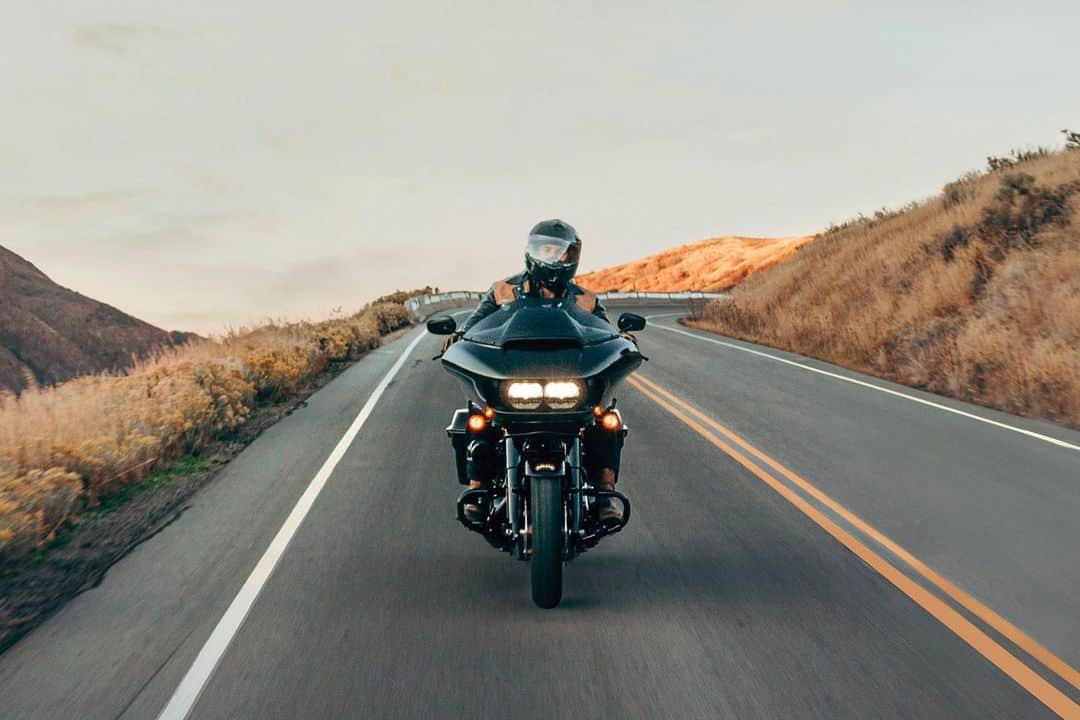 Harley-Davidsonさんのインスタグラム写真 - (Harley-DavidsonInstagram)「The 2023 Road Glide ST design is inspired by the H-D Factory Screamin’ Eagle race bikes. Yeah, it's fast.​  Get a closer look at the link in bio.​  #HarleyDavidson #RoadGlideST #RoadGlide​」4月20日 0時00分 - harleydavidson