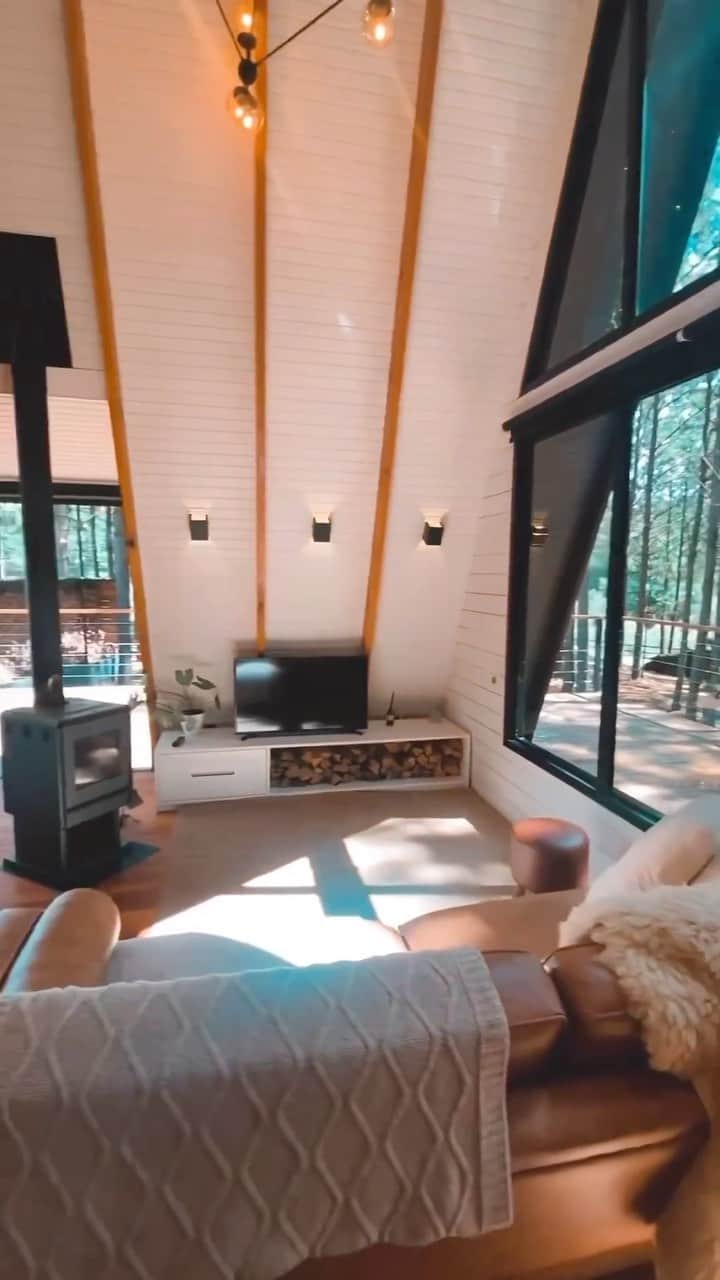 Airbnbのインスタグラム：「This cozy cabin. 😍」