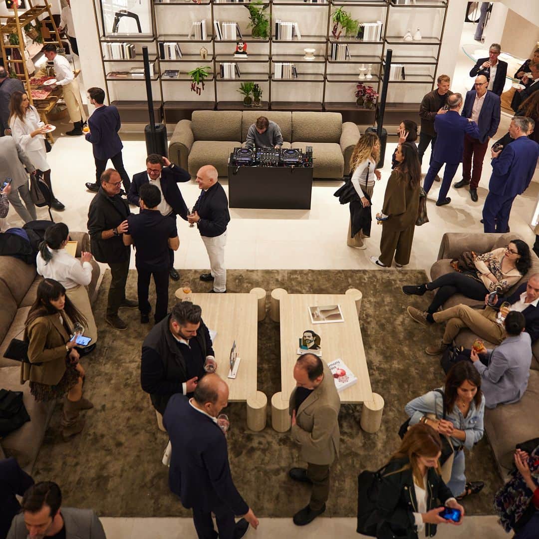 Natuzzi Officialさんのインスタグラム写真 - (Natuzzi OfficialInstagram)「In a society that often persists in going too fast we have created moments of comfort.  The beauty and natural richness of the Apulian territory as a frame for an event in which design, comfort and beauty stand out.   Comfortness. A declaration of intent.  17—23 April 2023 Milan Flagship Store - Via Durini, 24.  #natuzzi #natuzziitalia #circleofharmony #milanodesignweek #fuorisalone #fuorisalone2023 #comfortness  @big_builds  @bjarkeingels  @enriquemartiasociados  @simonebonannistudio  @fabionovembre  @marcantonio  @sebastianotosi  @buttazzorenzo  @iampjnatuzzi」4月20日 0時01分 - natuzzi