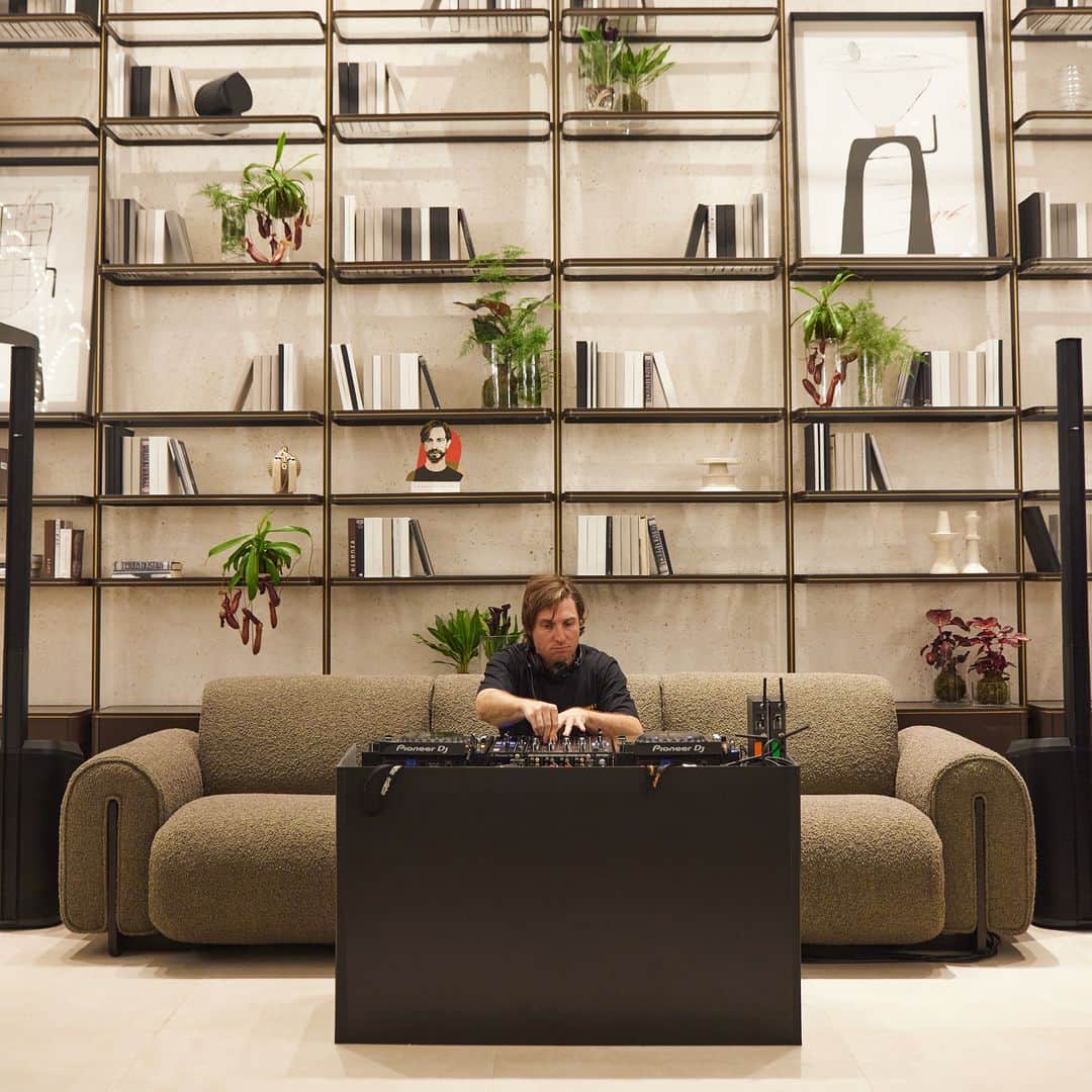 Natuzzi Officialのインスタグラム：「In a society that often persists in going too fast we have created moments of comfort.  The beauty and natural richness of the Apulian territory as a frame for an event in which design, comfort and beauty stand out.   Comfortness. A declaration of intent.  17—23 April 2023 Milan Flagship Store - Via Durini, 24.  #natuzzi #natuzziitalia #circleofharmony #milanodesignweek #fuorisalone #fuorisalone2023 #comfortness  @big_builds  @bjarkeingels  @enriquemartiasociados  @simonebonannistudio  @fabionovembre  @marcantonio  @sebastianotosi  @buttazzorenzo  @iampjnatuzzi」