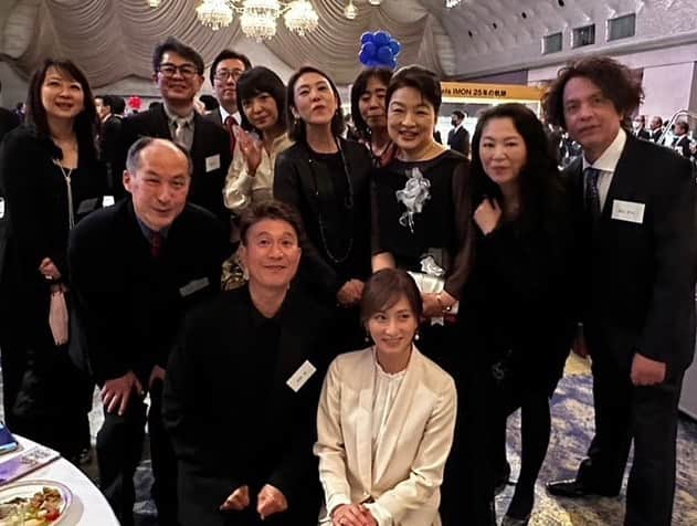 遠野舞子さんのインスタグラム写真 - (遠野舞子Instagram)「IMON100周年パーティーが新高輪プリンス、飛天の間(日本でTOPのキャパ数宴会場=昔の芸能人の結婚式はここから中継ありましたね)で行われました！ 私が初めて緊張しながらモデルのお仕事を頂いたのが13歳。 インテリア井門のポスターでした。 あれからずーっと素敵で可愛らしい「社長」は私達をずーっと可愛がって下さり、いったい何年経ったのか、変わらずに皆様に愛されていることが盛大なパーティーで再認識。 奥様とのツーショットはスターカップルですよねえ^_^ ストリートオーデションチームが久しぶりに顔を合わせた良き日になりました。  # imon  # 井門」4月20日 0時01分 - maikotohno