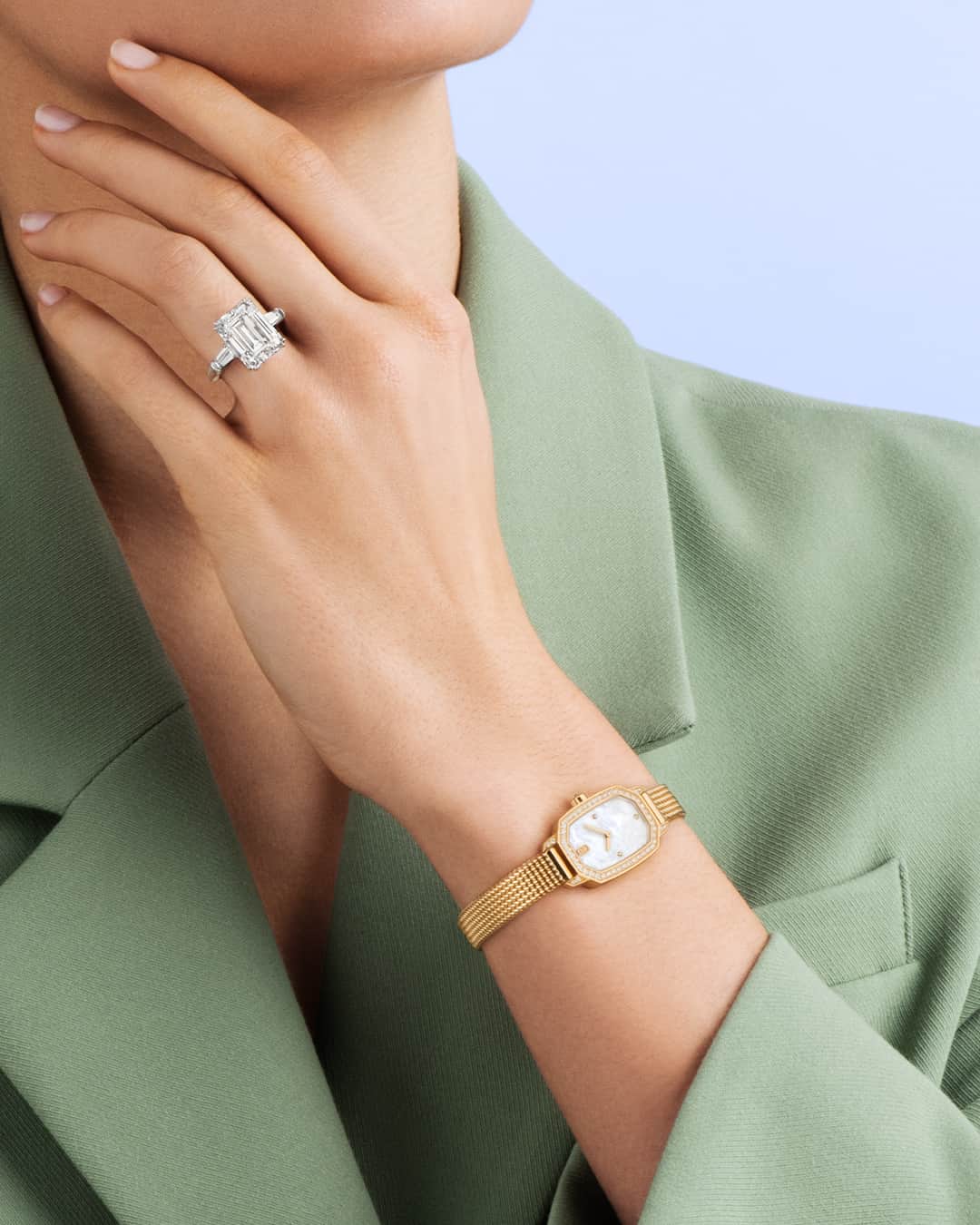 ハリー・ウィンストンのインスタグラム：「Echoing the sophisticated form of emerald-shaped diamonds, this gleaming Harry Winston Emerald exquisitely transcends time. Tap the link in bio to step out in this iconic watch. #HWEmerald #HarryWinston」