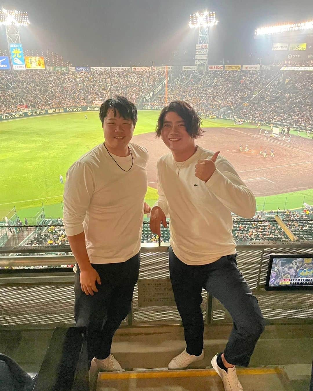 高橋大樹のインスタグラム：「久しぶりの甲子園⚾️  お席用意して頂きありがとうございました🙇‍♂️  #阪神甲子園球場 #広島カープ #阪神タイガース#安井商店  手振ってくれてありがとう😆」