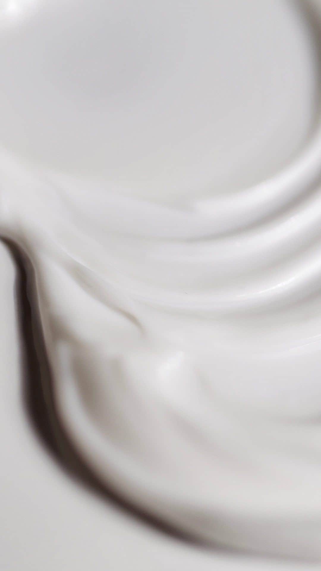 ドゥラメールのインスタグラム：「Up close and personal, spring edition.   Achieve a vibrant, spring-ready look with The Moisturizing Soft Cream. Sumptuous and smooth, our lighter-weight cream energizes and delivers healing moisture to help revitalize and protect.   Ready to reveal your healthy, post-winter glow? Tap the link in our bio to shop. #lamer #lamerskincare #lamersoftcream」