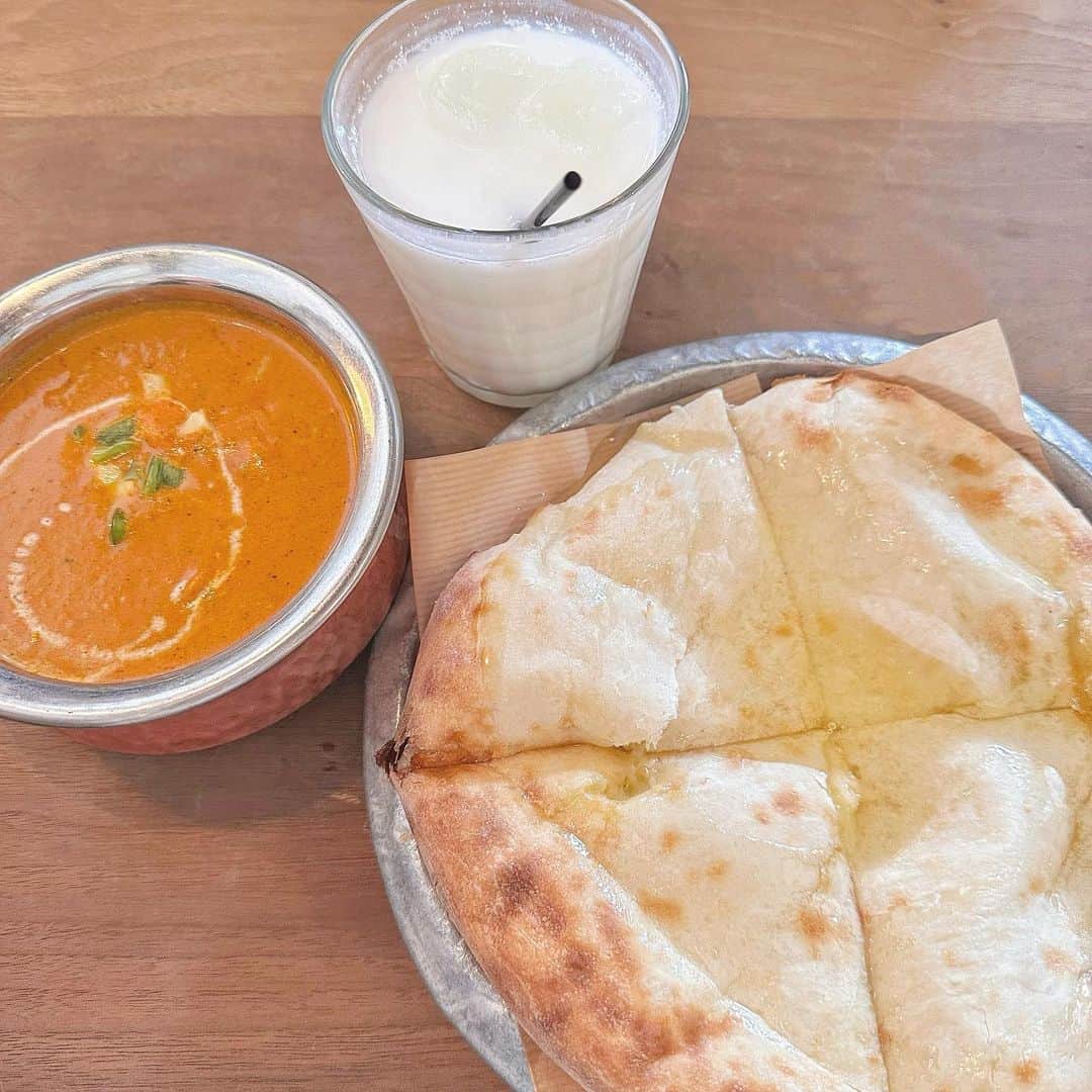 八木沙季のインスタグラム：「🤍🤍  りおちんとずっと行く約束してたカレー屋さん🍛 めちゃくちゃ人気なお店だから カップルと相席になって 「前のカップル笑わせよう！」って ミニチャレンジしてました✌️笑  はちみつチーズナンめっちゃおいしかった🥹💓  #sajilocafe  #吉祥寺グルメ  #吉祥寺カレー」