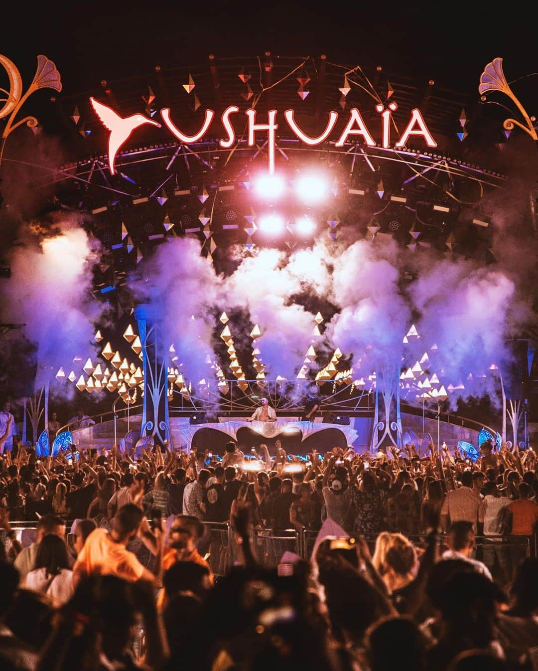 Dimitri Vegas & Like Mikeのインスタグラム：「Tomorrowland presents: @dimitrivegasandlikemike at @ushuaiaibiza. Prepare for a spectacular show that will leave you breathless. This summer, every Wednesday, starting from June 14 until September 27. All info, link in bio.」