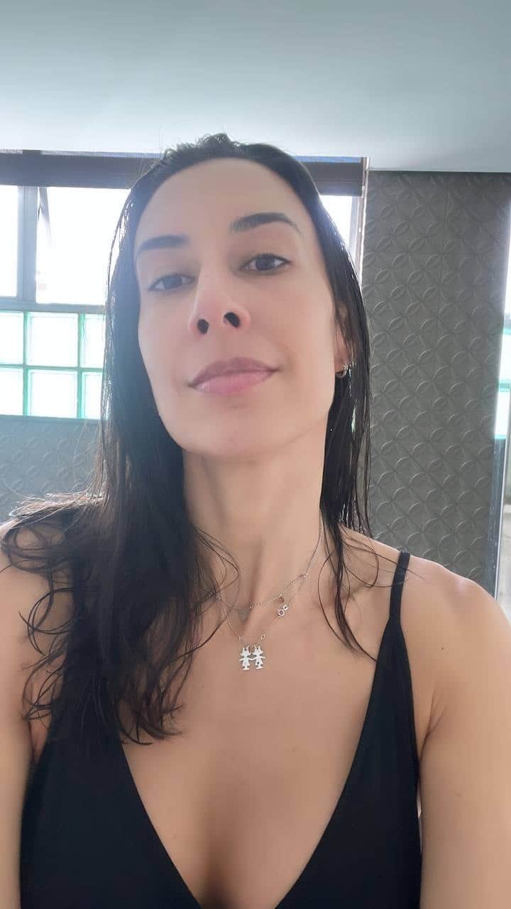シェイラ・カストロのインスタグラム：「Atendendo aos pedidos de vocês e cumprindo com o combinado, aqui estou eu novamente compartilhando a minha rotina de skincare. Dessa vez, a matinal. 💆  Nesse vídeo, vou mostrar tudo que faço para manter minha pele saudável e radiante durante o dia. Espero que gostem e que possam se inspirar para cuidar ainda mais da pele de vocês também! ❤️  Não deixem de me contar nos comentários se vocês têm alguma dica ou produto favorito, ok?」