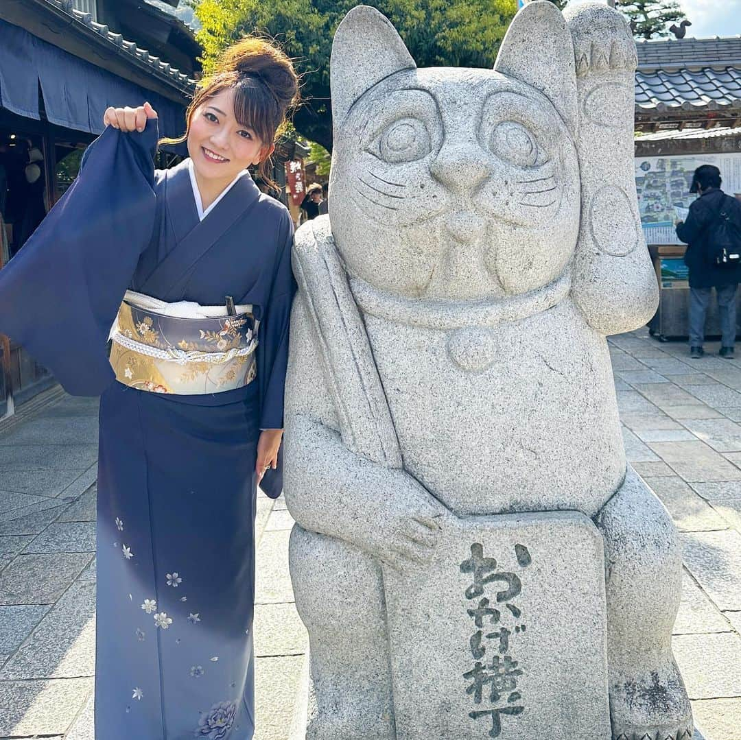 大河内美紗さんのインスタグラム写真 - (大河内美紗Instagram)「伊勢神宮内宮の能舞台にて、詩吟の奉納をさせて頂きました。 最高のお天気に恵まれ、日曜日で家族大集合することが出来大変幸せな時間を過ごすことができました✨ 気がつけば吟道25年。雅号でご紹介いただくのも久しく、自身の芸を奉納させていただく機会をいただき身が引き締まる思いです。 まだまだ未熟ですが、日本伝統芸道『詩吟』文化継承のお役に立てるよう、精進して参ります。 #伊勢神宮 #奉納 #詩吟 #伝統芸能 #kimono #japan」4月20日 7時15分 - misa_okochi