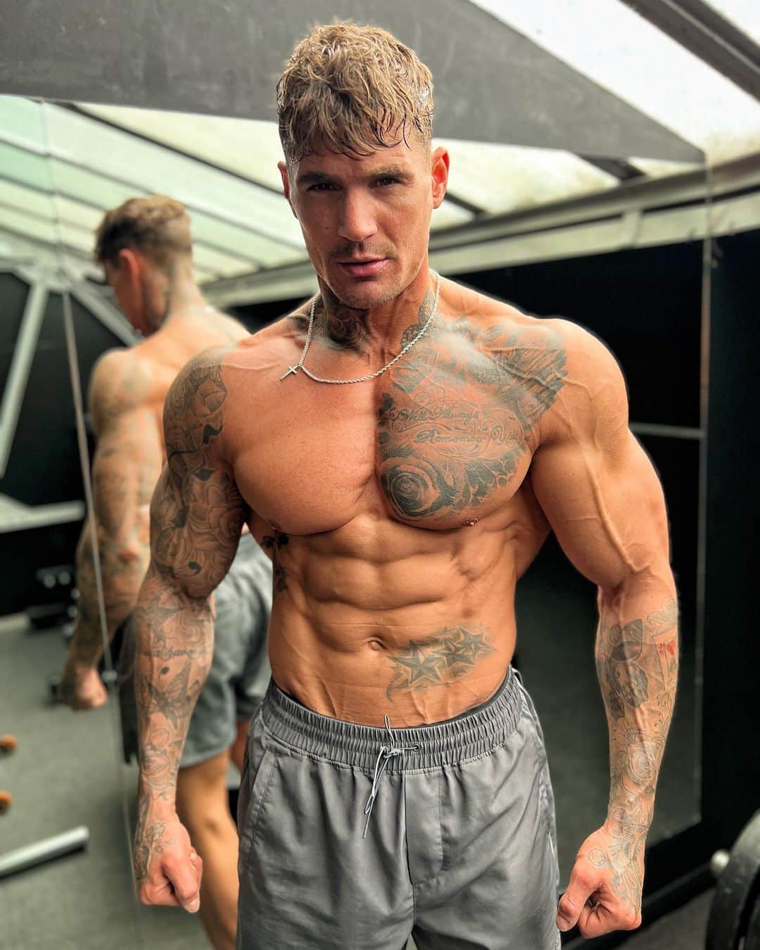 ロス・ディッカーソンさんのインスタグラム写真 (ロス・ディッカーソンInstagram)「Current shape selfie