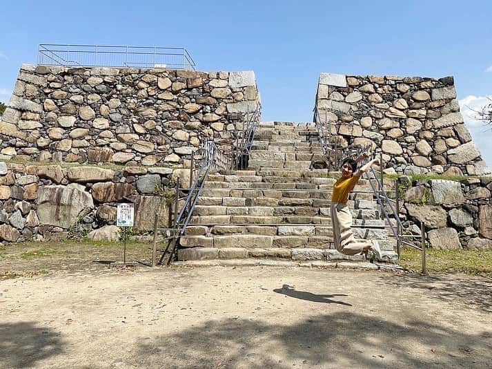 久保井朝美さんのインスタグラム写真 - (久保井朝美Instagram)「🏯 一昨日の私☺️#高松城  恒例の父娘お城めぐり🍀 恒例のシャチホコポーズ❤️  高松城の天守は 四国一の大きさだった‼︎ と考えられています✨  写真2枚目の資料は イギリスのケンブリッジ大学で 見つかった天守の写真📸  天守が顔みたいで キュンとします🥹  オシロボッツの キャラクターにもなってる❤️ 可愛ーーーーい🫶  #父娘旅行 #家族旅行 #おすすめ旅行 #高松城跡 #玉藻公園 #日本100名城 #日本三大水城 #香川県観光 #高松観光 #オシロボッツ #骨付鳥一鶴 #久保井朝美 #城ガール #お城好きな人と繋がりたい」4月20日 0時24分 - asami_k920