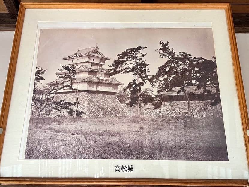 久保井朝美さんのインスタグラム写真 - (久保井朝美Instagram)「🏯 一昨日の私☺️#高松城  恒例の父娘お城めぐり🍀 恒例のシャチホコポーズ❤️  高松城の天守は 四国一の大きさだった‼︎ と考えられています✨  写真2枚目の資料は イギリスのケンブリッジ大学で 見つかった天守の写真📸  天守が顔みたいで キュンとします🥹  オシロボッツの キャラクターにもなってる❤️ 可愛ーーーーい🫶  #父娘旅行 #家族旅行 #おすすめ旅行 #高松城跡 #玉藻公園 #日本100名城 #日本三大水城 #香川県観光 #高松観光 #オシロボッツ #骨付鳥一鶴 #久保井朝美 #城ガール #お城好きな人と繋がりたい」4月20日 0時24分 - asami_k920