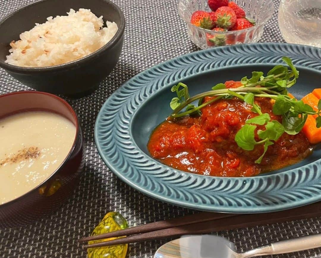 山縣亮太のインスタグラム：「新しい皿にテンション上がる。見た目、サイズ感、ちょい深めの珍しい形に惹かれ衝動買い。一発目は煮込みハンバーグでしょって感じのお気に入り！ 日吉の #von のマスターに新玉ねぎのスープ出してもらって、うまいし体にいいからってんで自分でも作ってみたら、さすがにお店のようにはいかないけど、新玉ねぎは最高だね。簡単でおいしい😄」