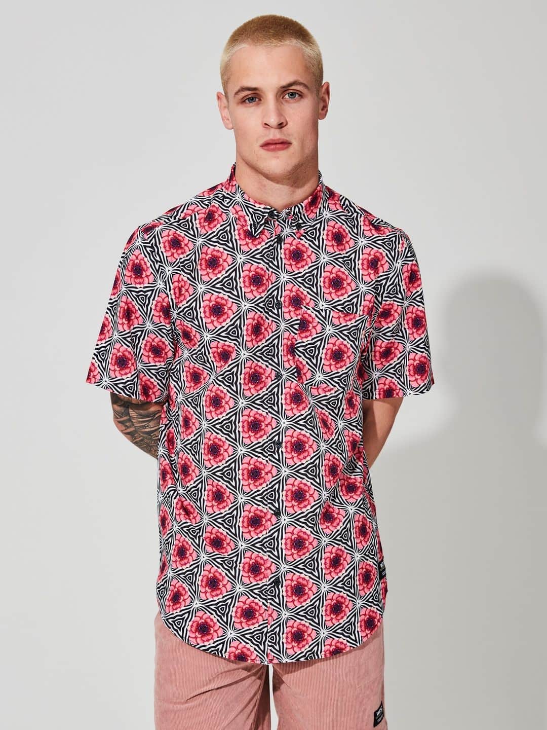 ウィーエスシーのインスタグラム：「Unleash your inner style with WeSC's Oden AOP shirts - featuring standout all-over prints that scream spring/summer vibes 🌞🌸  Spring/Summer 2023 is available now worldwide at WeSC.com 🌐 • • • • • • #wesc #wesc1999 #wearethesuperlativeconspiracy #streetwear #hypebeast #hypebeaststyle #highsnobietystyle #highsnobiety #ss23 #springsummer2023 #oxfordshirt」
