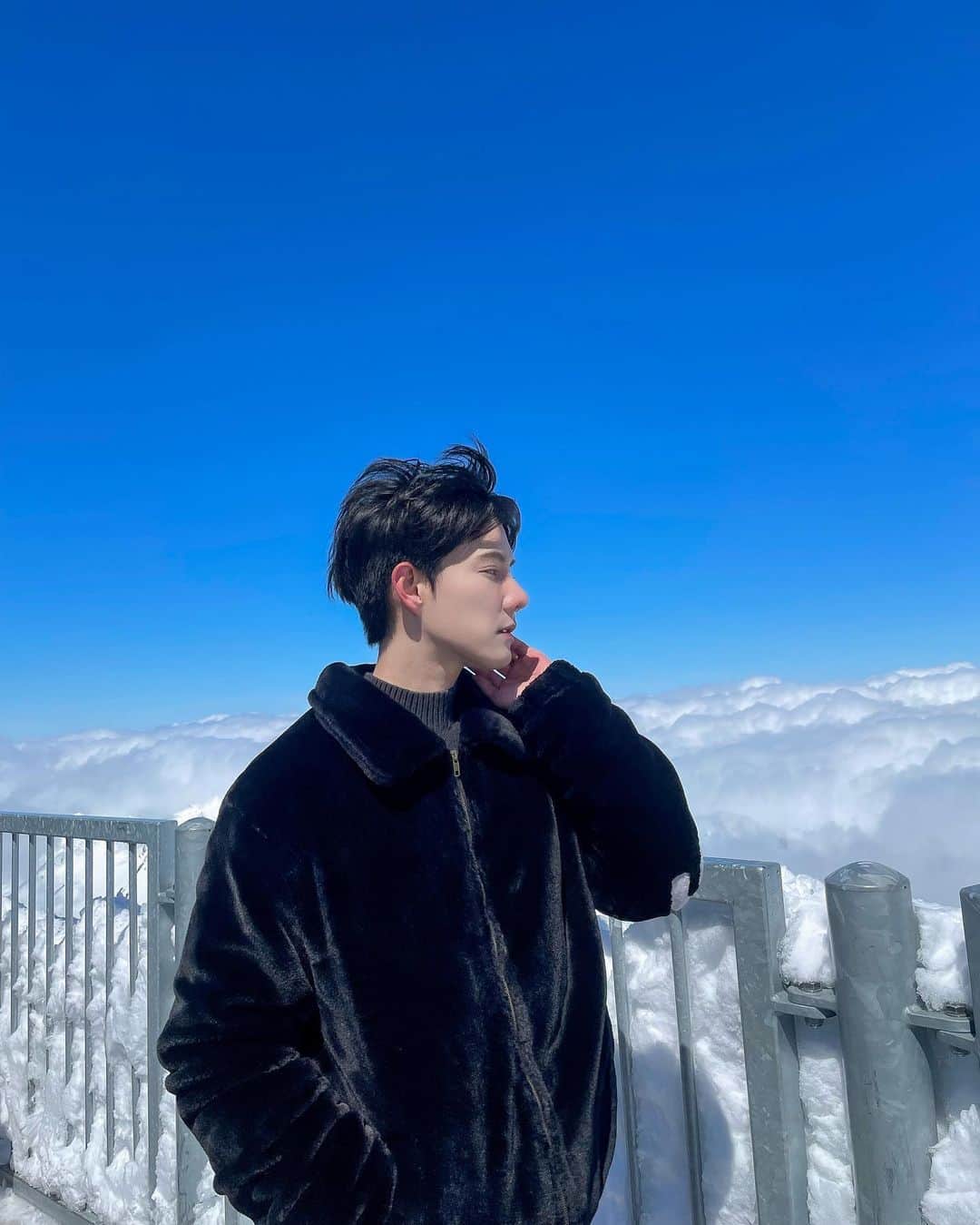NEWYEARのインスタグラム：「-5 Checked☑️🇨🇭」