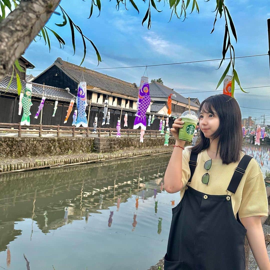 小池里奈さんのインスタグラム写真 - (小池里奈Instagram)「🎏💙  栃木県栃木市にあるうずま川の鯉のぼり。 毎年この時期になると出現します🎏  とっても可愛いし、文字通りズラーーーーーーっと鯉がぶら下がっている景色は圧巻です👏✨  川には鴨や鯉(本物のほう)もいて、オススメなお散歩コース🚶🦆🐟  とっても個人的なお話だと、最近抹茶の美味しさに気が付いて空前の抹茶ブーム…💚笑 栃木市のスタバは蔵の街感あってとってもオシャレなので是非合わせて行ってみてね~🙆‍♀️  #栃木県  #栃木市  #うずまの鯉のぼり  #鯉のぼり  #栃木観光」4月20日 0時29分 - koike_rina_93