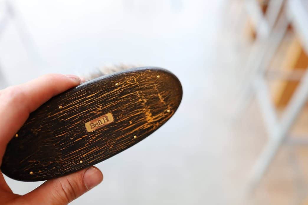 Yuya Hasegawaさんのインスタグラム写真 - (Yuya HasegawaInstagram)「【4/21 19:30〜 江戸屋ナイト @tsb.toranomon 】  世界最高峰の靴ブラシを作る江戸屋さん。Brift Hを創業する前からのお付き合いでもう15年間も弊社のブラシを作っていただいてます。 そんな江戸屋さんは創業300年以上の超老舗。その歴史の中でどのようなブラシを作ってきたのかじっくり聞ける超貴重なチャンス。4/21のトークイベントの際には一つ一つ丁寧に作られる手植えブラシの製造工程のうち、最後の仕上げの工程を実演して頂きます。また、ブリフトアッシュからの無理難題やそれに対してどうお答え頂いたのか、そんな苦労話や裏話を聴きながらたまにはしっぽり（？）と美味しいお酒を楽しみましょう！  4/21〜4/29の期間は選りすぐりの沢山のブラシの発売もしますのでぜひお気軽に遊びにいらしてください、洋服ブラシや歯ブラシなど名作ばかりです！  しかも今回20本限定で虎ノ門ということで虎柄の別注ブラシを発売します🐯トークイベントの夜から発売しますので欲しい方はぜひ江戸屋の福原さんのお話を聞いて江戸屋のこだわりを知った上でご購入頂けたら幸いです！ 詳しくは @tsb.toranomon のアカウントにて告知してますのでぜひご確認ください！ 皆様よろしくお願いします！  #江戸屋 #theshoeshineandbar #虎ノ門ヒルズ #brifth #shoeshine」4月20日 0時29分 - yuya.hasegawa.brift.h