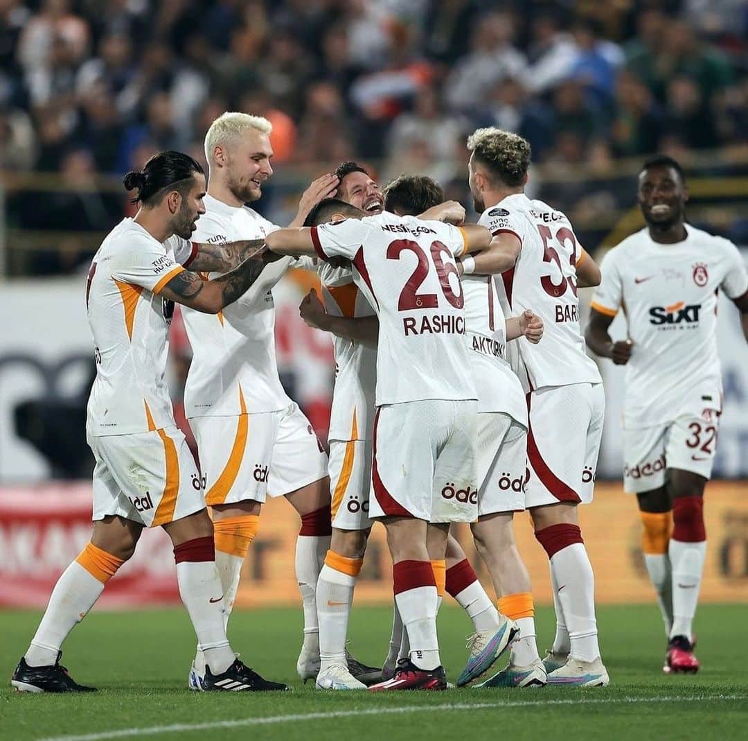 ドリース・メルテンスさんのインスタグラム写真 - (ドリース・メルテンスInstagram)「🦁💛❤️」4月20日 0時30分 - driesmertens