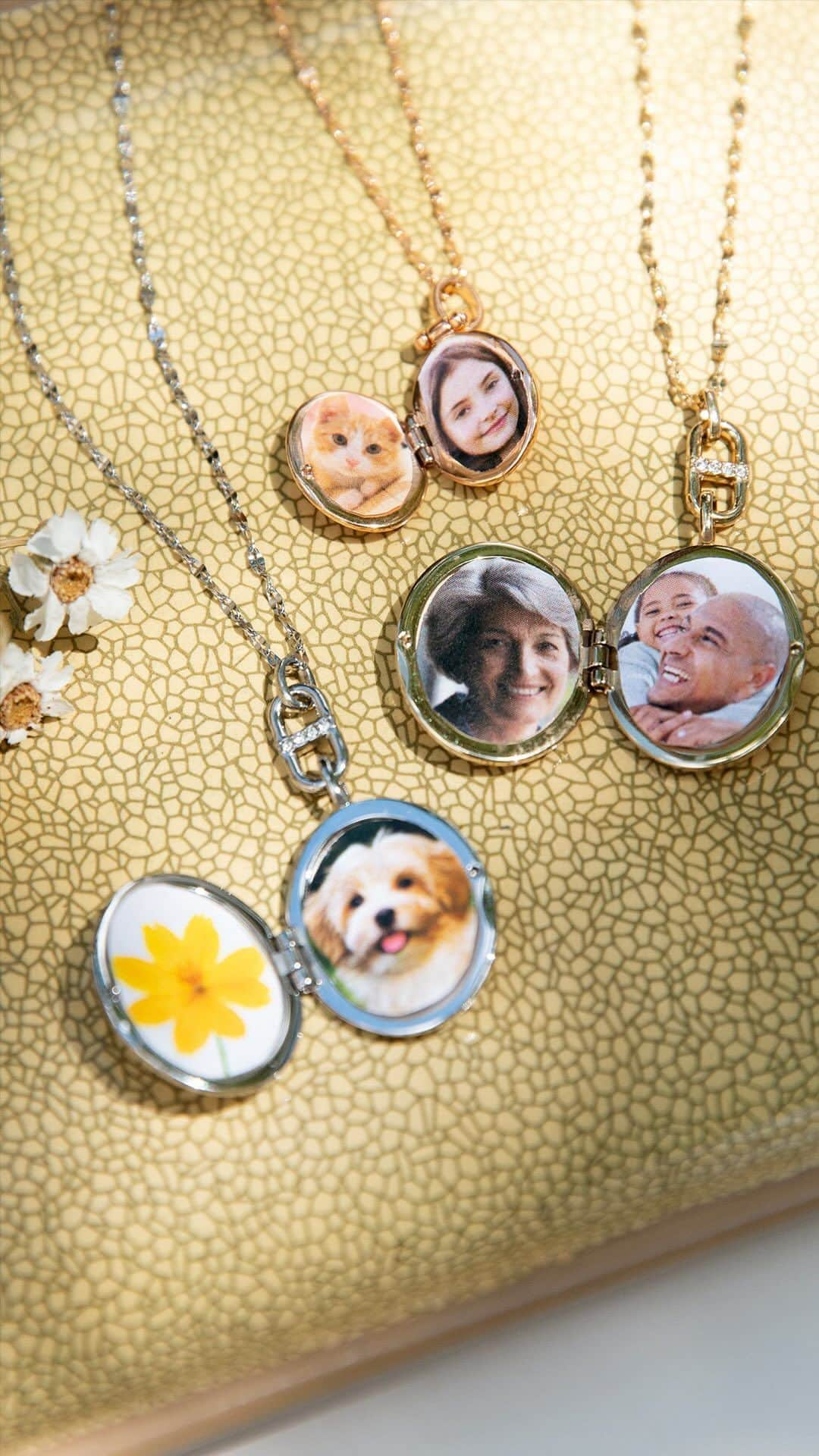 fossilのインスタグラム：「Carry them close to your heart🫶 Let us know who you would put in your locket!👇  #fossil #fossiljewelry #locket #mothersdaygift #mothersday #springstyle #fyp #foryoupage」