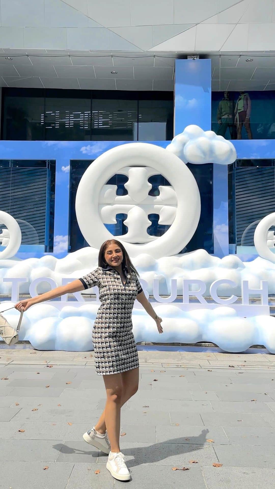 Aashna Shroffのインスタグラム：「Head in the clouds because I’m still recovering from the loveliest trip to Singapore with @toryburch ☁️🤍 @reliancebrandsltd  #collab」