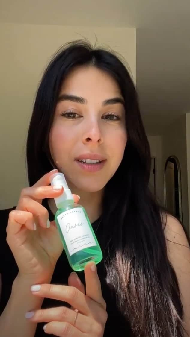 ダニエラ・モネのインスタグラム：「I want to introduce you all to one of my favorite products in this month’s Kinder Beauty Box—Earth Harbor’s Oasis Deep Pore Cleanser 💚  If you’re someone who experiences breakouts, inflammation, or oiliness, this is going to do wonders for your skin. Plus, it’s packed with skincare superheroes like chlorophyll, sea salt, and white willow bark to gently exfoliate and smoothen your skin, all while giving you a dose of hydration 💦  The best part? You can actually buy refills of this cleanser and send your empties back Earth Harbor to be recycled by their team! We LOVE that they’re dedicated to sustainability!  You can find this must-have in EVERY April Box! Snag yours now!  #recycle  #earthday  #earthmonth  #sustainablebeauty  #ethicallysourced  #ethicalbeauty」