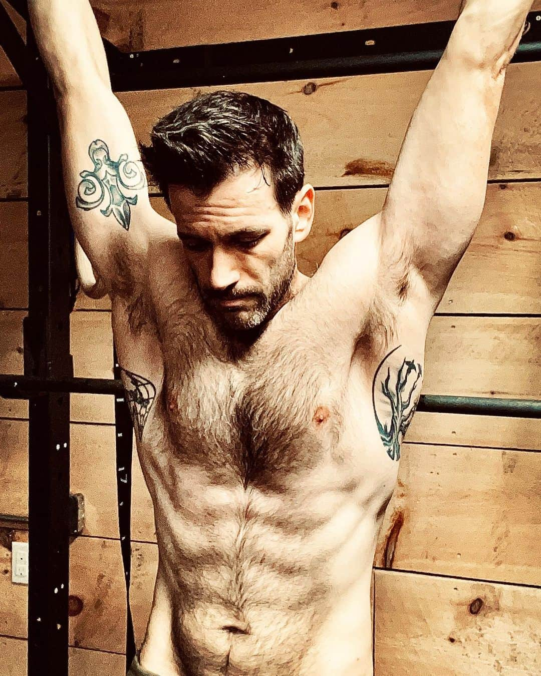 コリン・ドネルのインスタグラム：「I’m not #becomingwolverineagain, primarily because I’ve never actually played Wolverine BUT I am enjoying putting in some* work and getting into probably the best shape of my life at 40 years old and, welp, I’m pretty proud ¯\_(ツ)_/¯.   *a lot  Tagged some accounts that have been great follows and helped me along.  Probably gonna delete this.   #fitover40 #fitness #kettlebells #dadbod」