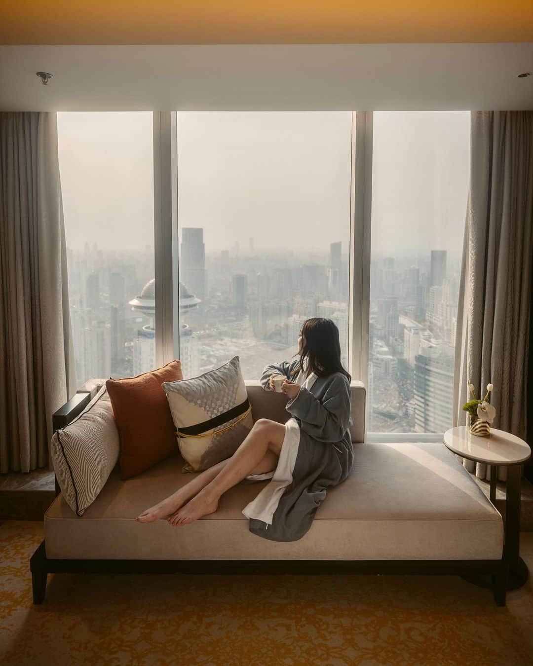 Conrad Hotelsのインスタグラム：「Morning views from one of @conradhotels’ newest properties — @conrad_shanghai 🇨🇳 So excited to be back here after so many years and to explore the area along with the hotel!   It’s located in a very central area within walking distance of a lot of local attractions. The hotel itself also has multiple restaurants on property featuring Chinese, French, and even Mediterranean cuisine! And just as you would see in other Conrad hotels in different regions, their Shanghai location features local artwork and details inspired by the surrounding city.  Here’s a list of places I’d recommend visiting during your next visit to Shanghai: - Nanjing Road (shopping pedestrian street) - People’s Park - The Bund - Yu Garden / Yuyuan Old Street - Shanghai Museum - The Museum of Art Pudong - Shanghai Tower - Shanghai Disneyland  #conradpartner #conradhotels #shanghai #china」