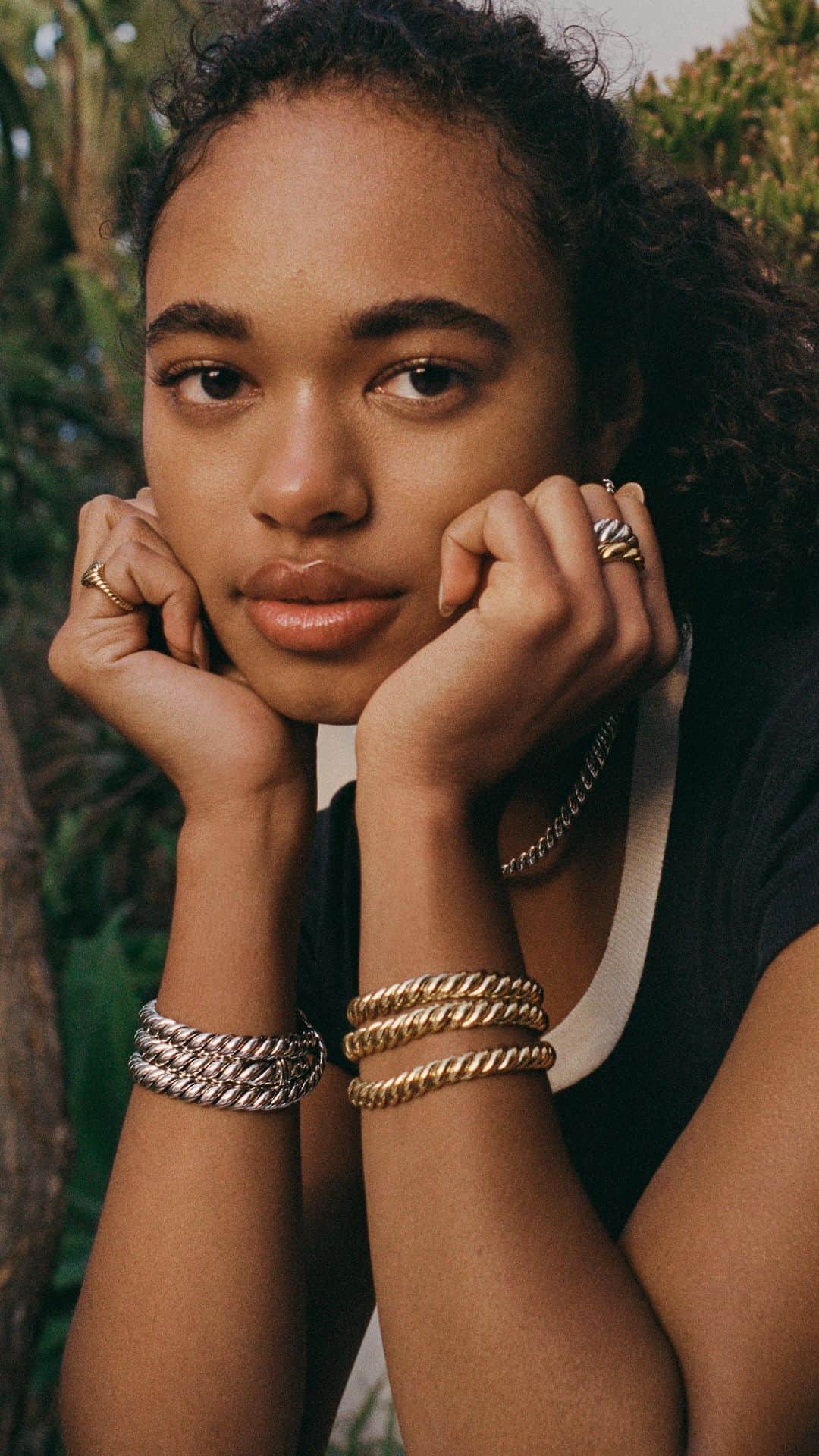 デビッドヤーマンのインスタグラム：「Go right *and* left. @chandlerlkinney wears two triple-wrap #DavidYurman Sculpted Cable bracelets and two rings in 18K yellow gold and sterling silver.  #DYCraftsmanshipInspires #ChandlerKinney #jewelry #bracelet #ring」