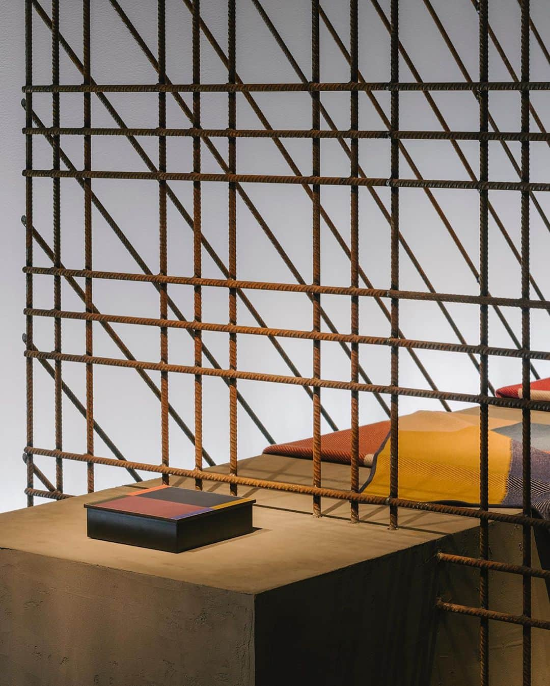 エルメスさんのインスタグラム写真 - (エルメスInstagram)「Angles of inspiration. Hermès presents its new creations for the home in Milan. The aesthetics of the creations for the home are inspired by the authenticity of their shapes and the innate strength of their minimalism. This is the very essence of design, drawing inspiration from materials and expressed through expert know-how to create durable, contemporary objects that grow more beautiful with the passing years.   To be discovered from April 19-23,  La Pelota, via Palermo 10, Milan.   #ThePowerOfFundamentals #MilanDesignWeek #HermesHome #Hermes」4月20日 0時57分 - hermes