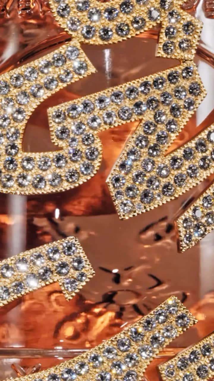ゲランのインスタグラム：「Introducing the Bee Bottle by Nadine Kanso. The art of turning words into jewels.​  Discover an exquisite Exceptional Piece by jeweller and artist Nadine Kanso, in celebration of the 170th anniversary of Guerlain’s most iconic creation. 30 unique, numbered pieces, celebrating the most beautiful word in every language: ‘love’.​  #Guerlain #GuerlainParfumeur #ExceptionalPiece @nadkanso」