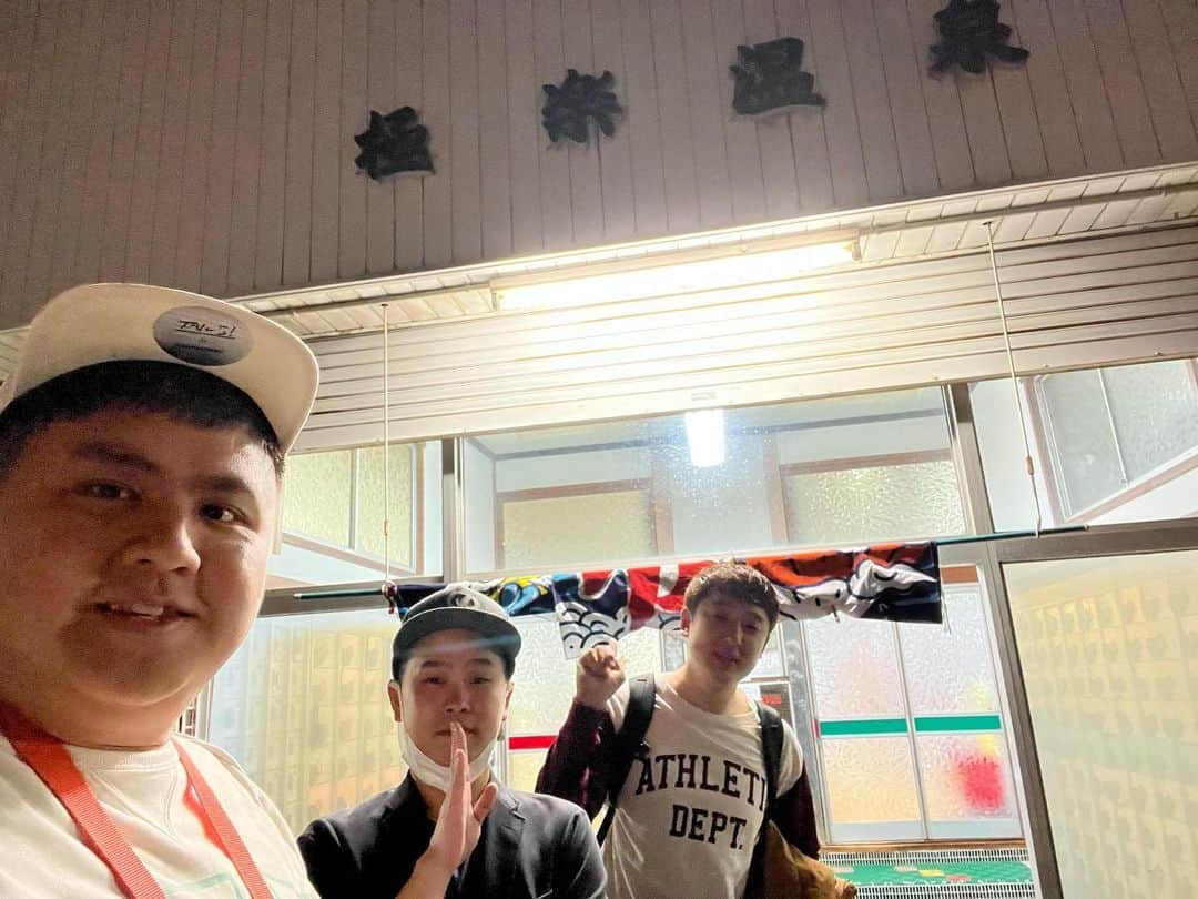 池田真一のインスタグラム：「秋定と伊藤と大好きな極楽温泉からの大好きな孫悟空！ 孫悟空の海老玉子丼はドラゴン美味いで🐉 野球の話から怪談からスピリチュアルの話までドラゴン喋りました🐉 マジでドラゴン最高でした🐉 このペースで行くとドラゴン来週には飽きてそうです☺️」