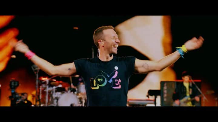 Coldplayのインスタグラム：「💫 Here’s the new, extended trailer for our Live At River Plate concert film which is screening in cinemas worldwide TONIGHT and Sunday.   Find your local screening at coldplaycinema.live (link in bio) and share your experiences / pics using #ColdplayRiverPlateFilm  📹 @pauldugdale」