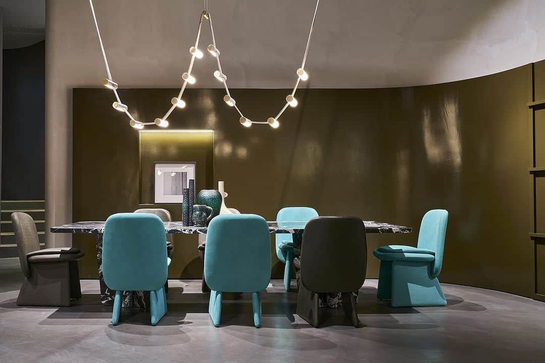 Baxterのインスタグラム：「Elegant, scenographic, surprising: the 2023 setting of Baxter Cinema renews the unique atmosphere of a place designed to preserve an experience, that of the Baxter lifestyle ✨  Discover @baxtercinemaofficial  at Largo Augusto 1, Milan  Ph. @fabriziocicconi_ph   #baxtermadeinitaly #baxtercinema #leather #design #interiordesign #madeinitaly #milan #italy #luxury #interior #milanodesignweek2023」
