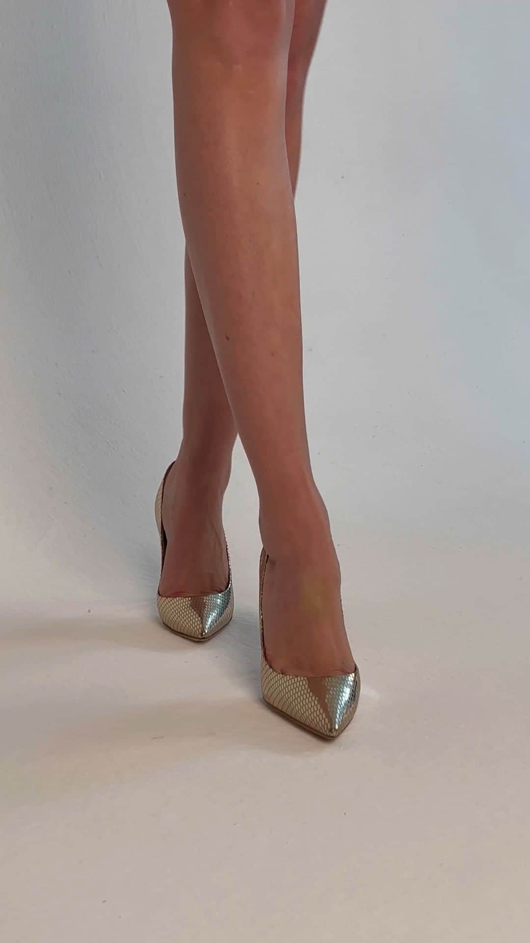 カサディのインスタグラム：「Your new go-to femme fatale heels in decadent gold. #CasadeiWorld」