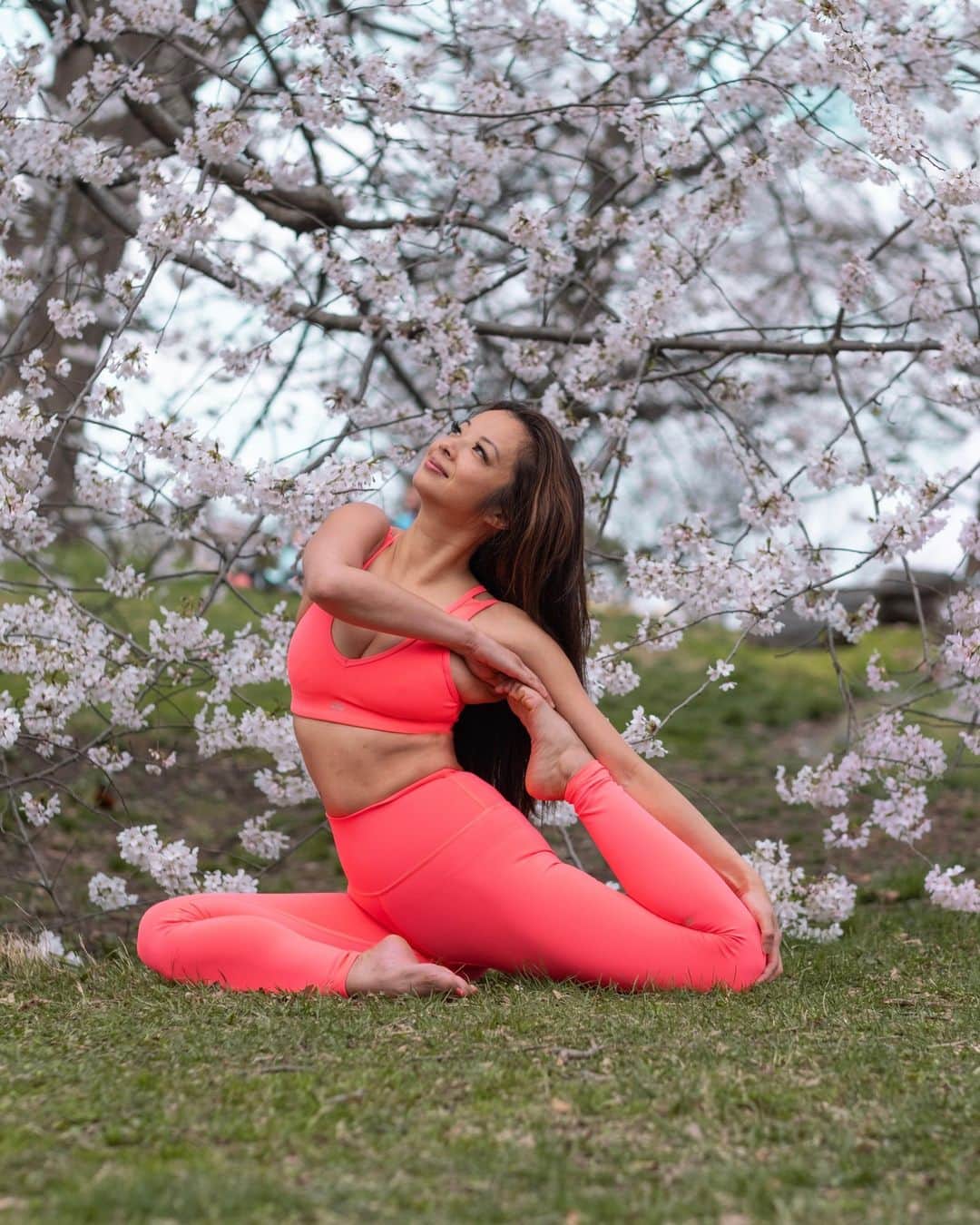 ALO Yogaさんのインスタグラム写真 - (ALO YogaInstagram)「Midweek reminder: you can do anything you put your heart and mind to 💕🌸 @meliniseri opens her heart in new Fluorescent Pink Coral」4月20日 1時01分 - aloyoga