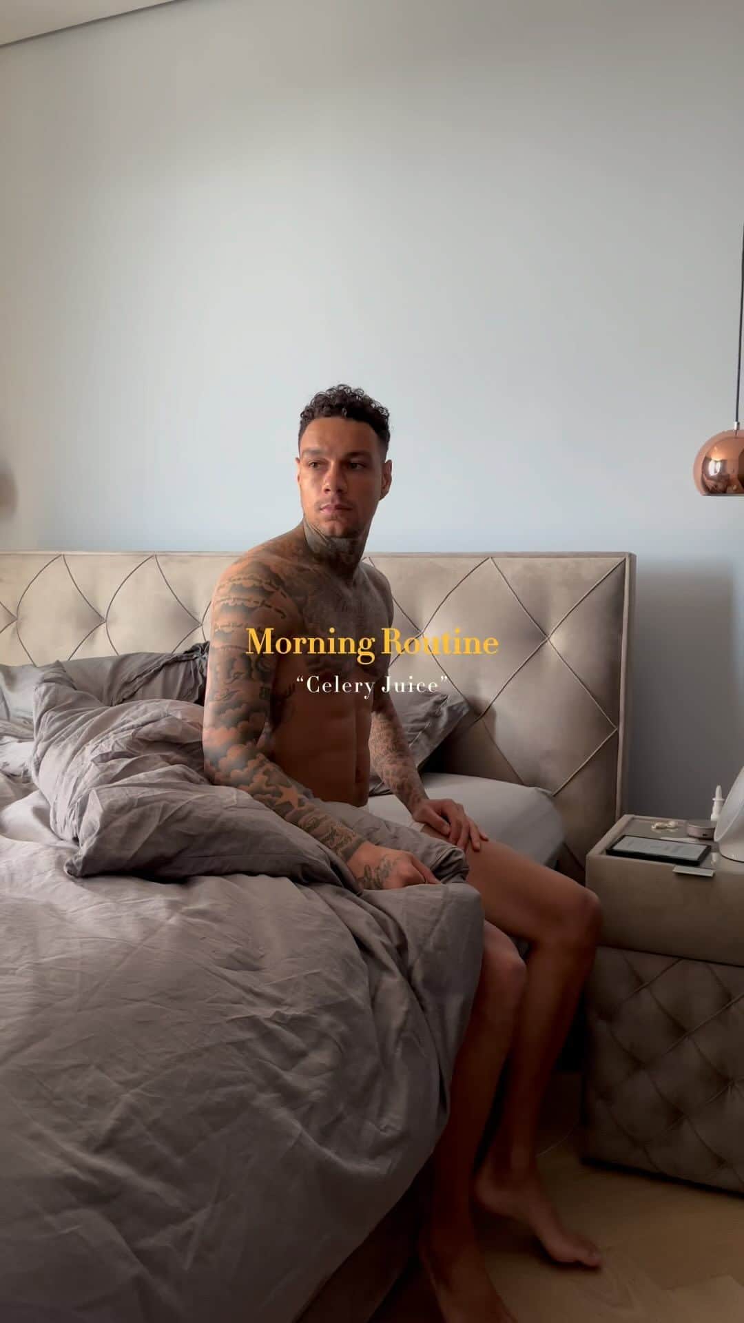 グレゴリー・ファン・デル・ヴィールのインスタグラム：「So here is another part of my morning routine.   I always start my day with a fresh pressed celery juice on an empty stomach. When I wasn’t feeling well I was searching for all possible ways to feel better. After following @medicalmedium for a while, he introduced me to celery and all the healing benefits.   Here are a few of the benefits;  - Fight autoimmune disease - Helps restore adrenals - Contains undiscovered sodium cluster salts that reverse illness - Neutralizes & flushes toxins out of the liver  You have to get used to the taste, but after a while I even started to enjoy it 😅 #dayinthelife #celeryjuice」