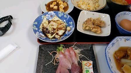 杉作J太郎のインスタグラム：「ランチバイキング。刺身、回鍋肉、から揚げ、酢豚、ホットコーヒー、ほか。 （香港和泉） 食べごたえあり！」