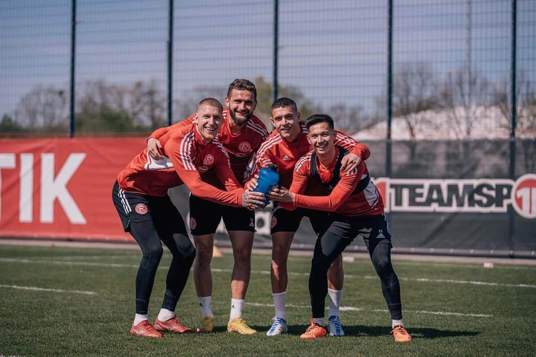 クリストファー・ピーターソンのインスタグラム：「Do your best and trust the outcome! What a bunch of lads btw 🙌🏽 #tournamentwinners」