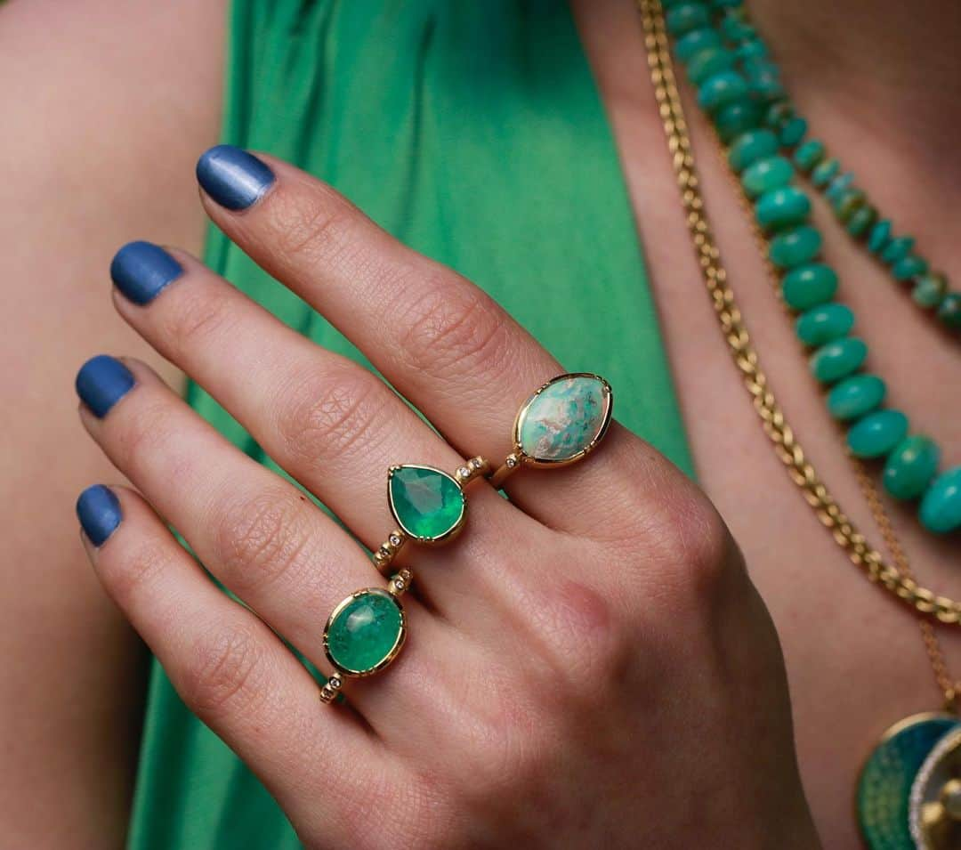 ブルックグレグソンのインスタグラム：「Last few days to see unique cut Emerald and Diamond bead accent beauties @whitebirdjewellery #emerald #trunkshow #brookegregson #uniquefinejewelry 💎💚💫」