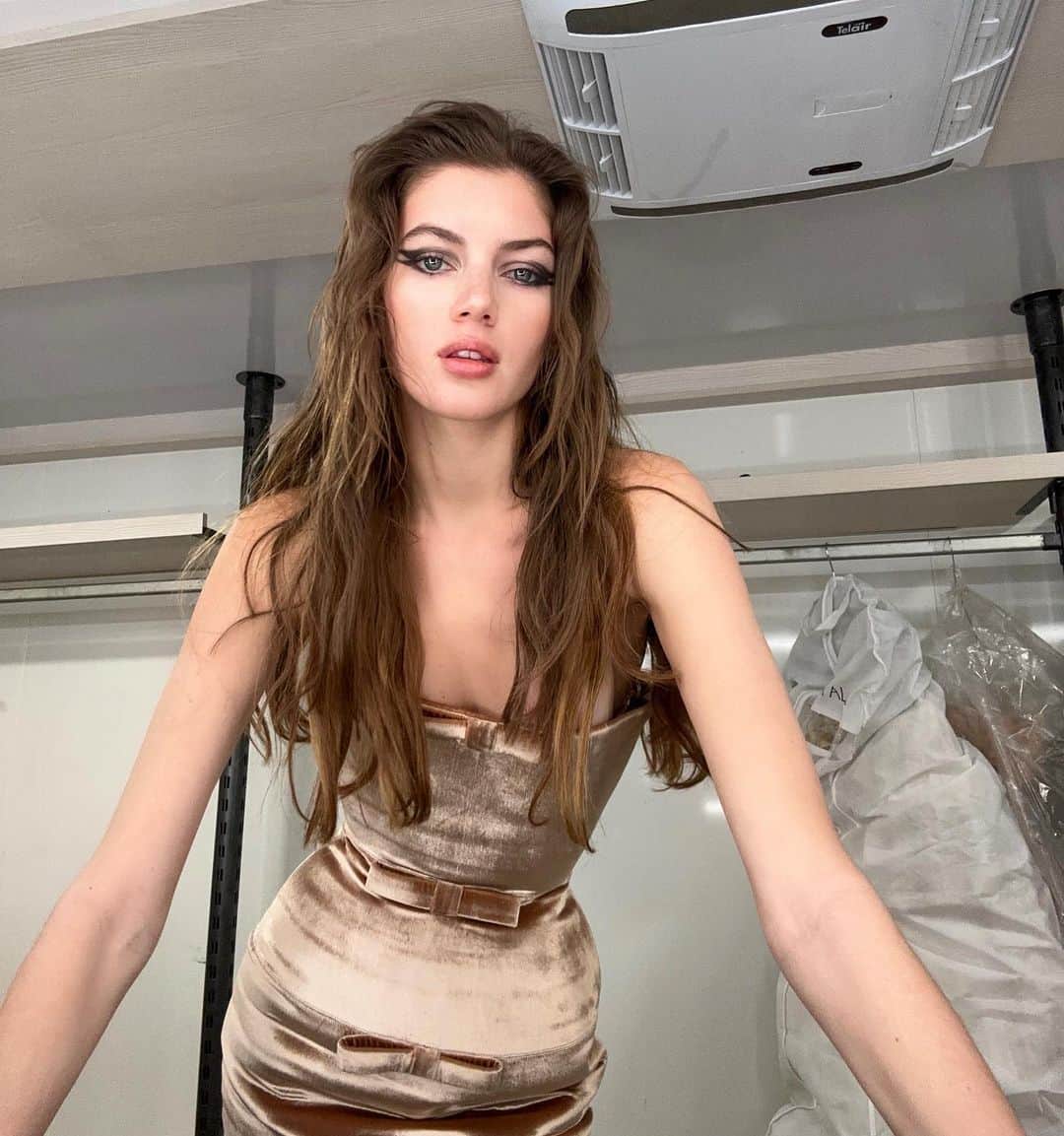 ヴァレリー・カウフマンのインスタグラム：「BTS✨💛💡 Styled by @raphaelnicolasdc」