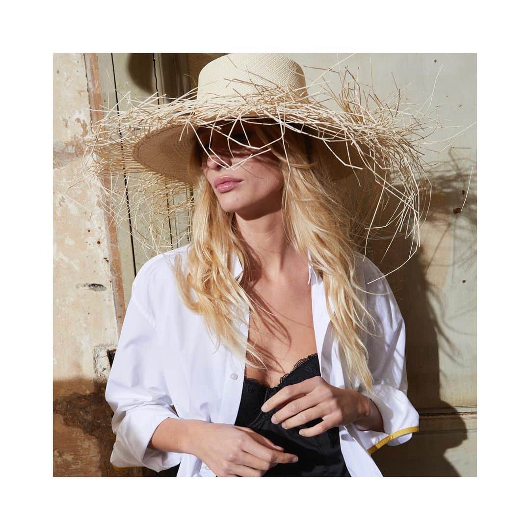 ラ・スリーズ・シュ・ル・シャポーのインスタグラム：「20% des bénéfices des ventes de ces « Campañas » seront reversés à la coopérative de Bibliàn.  Collection été 2023 - inspiré de notre voyage en equateur, cette collection retrace la « filière des panamas » de son état le plus brut avec les authentiques «  campañas » jusqu’aux plus aboutis avec les « Extra Fino ». #lacerisesurlechapeau #chapeliere #chapelierparis #chapellerieparis #chapeaupanama #chapeauxdepaille #panama #chapeauequateur #panamaequateur #collectionété #collectionété2023」